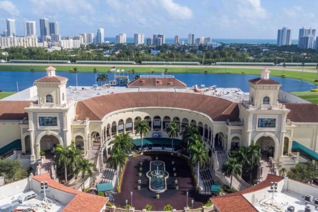 Апартаменты Hallandale Gulfstream Pool Walk To The Beach Халландейл-Бич Экстерьер фото