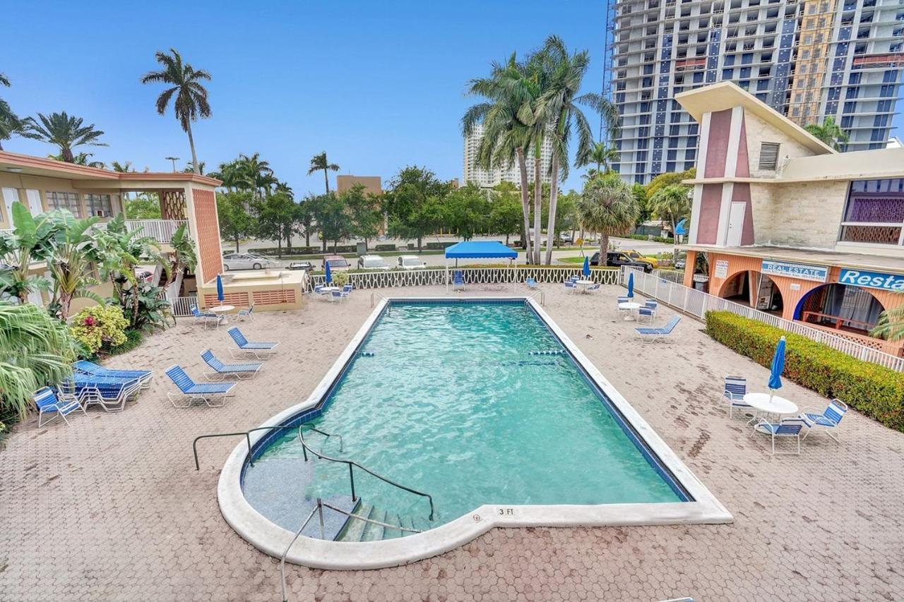 Апартаменты Hallandale Gulfstream Pool Walk To The Beach Халландейл-Бич Экстерьер фото