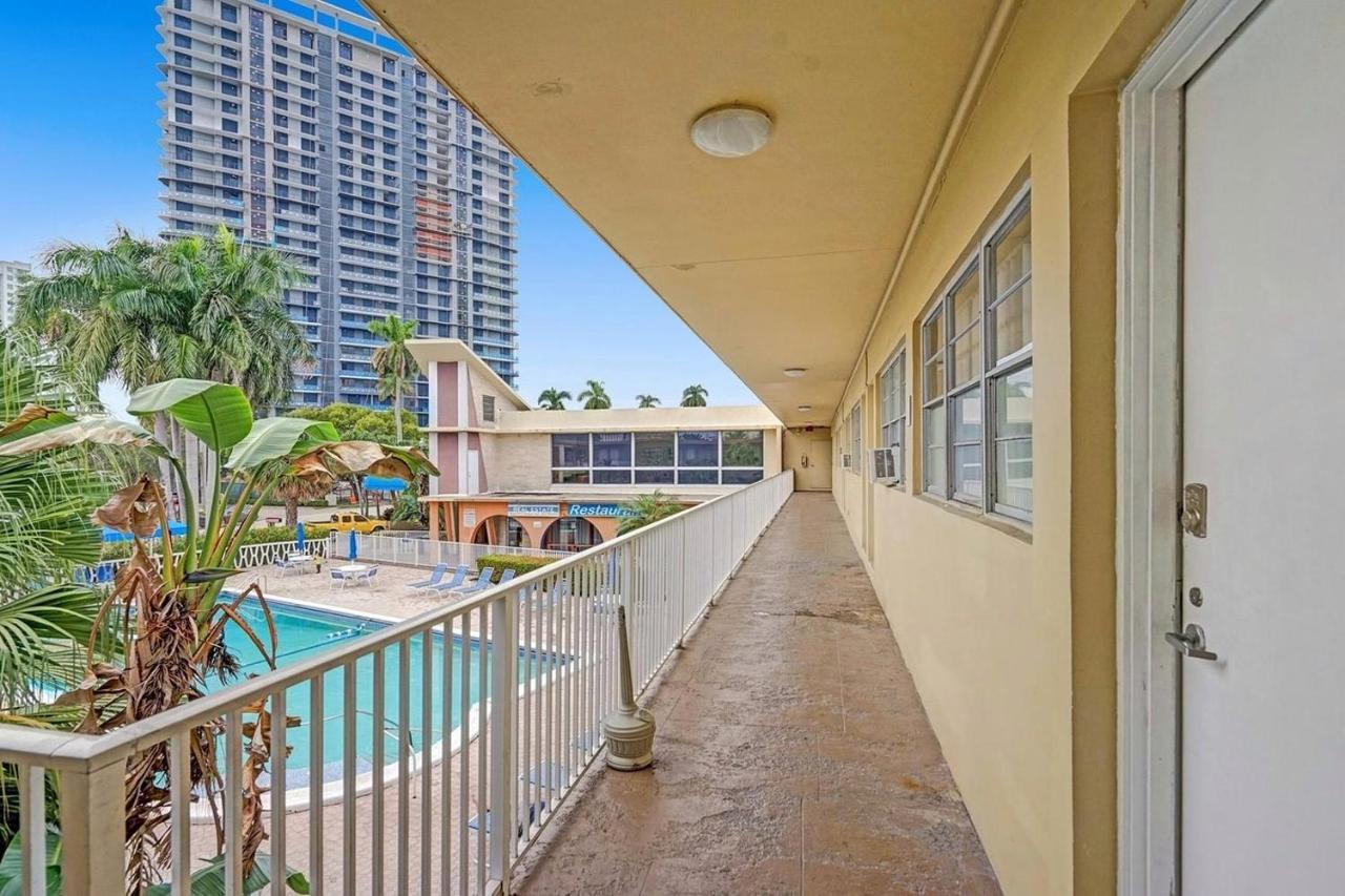Апартаменты Hallandale Gulfstream Pool Walk To The Beach Халландейл-Бич Экстерьер фото
