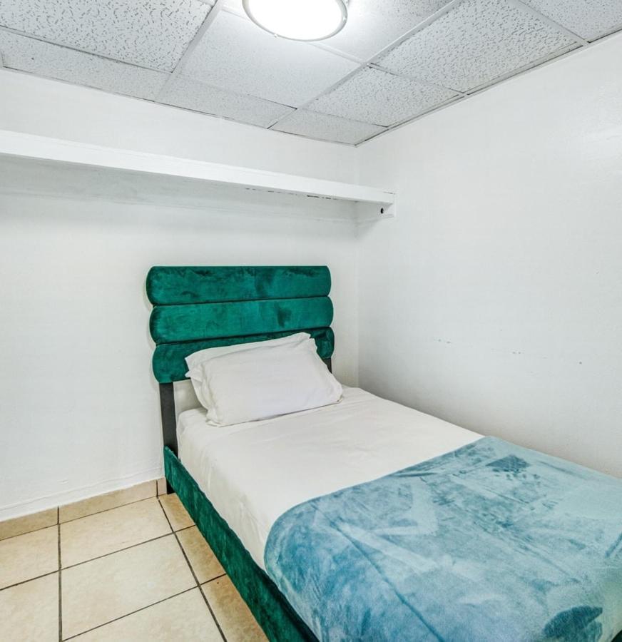 Апартаменты Hallandale Gulfstream Pool Walk To The Beach Халландейл-Бич Экстерьер фото